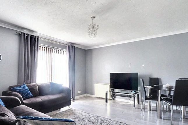 Flat 1, Veronica Close, Romford photo 3