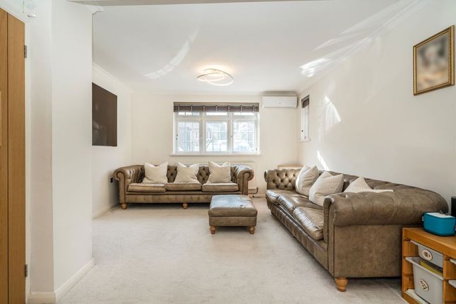 118, Fern Lane, Hounslow photo 2