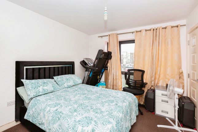 Flat for sale in Parham Drive, Ilford