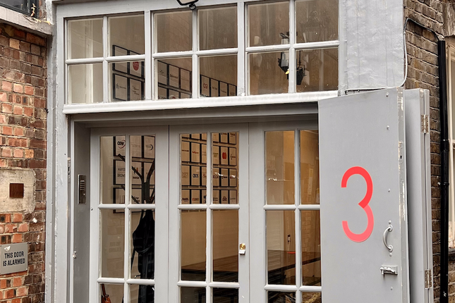 Office to let in Newman Passage, London