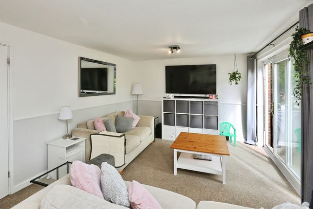 100, Farley Court, Homer Close, Gosport photo 4