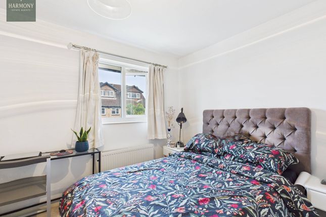 21, Landseer Close, London photo 3