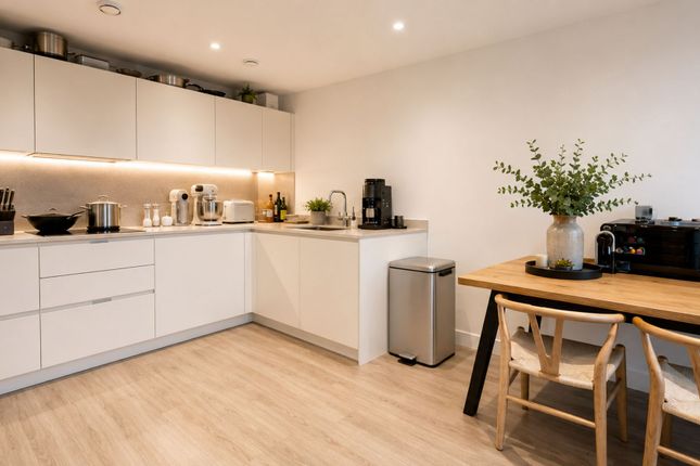 Flat 34, Skylark Point, London photo 4