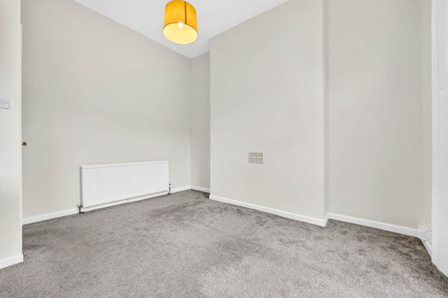 First Floor Flat, Southgate Road, London photo 4