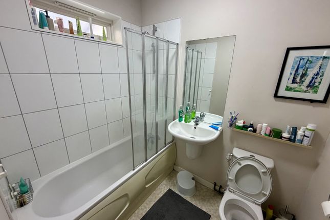 28 Radbourne Avenue, Ealing photo 4