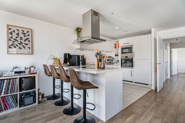 Flat 63, Kingfisher Heights, London photo 3