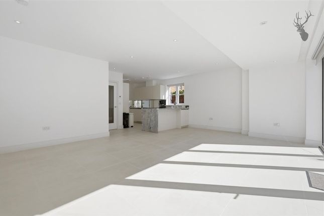 34 Chigwell Grange High Road, Chigwell photo 4