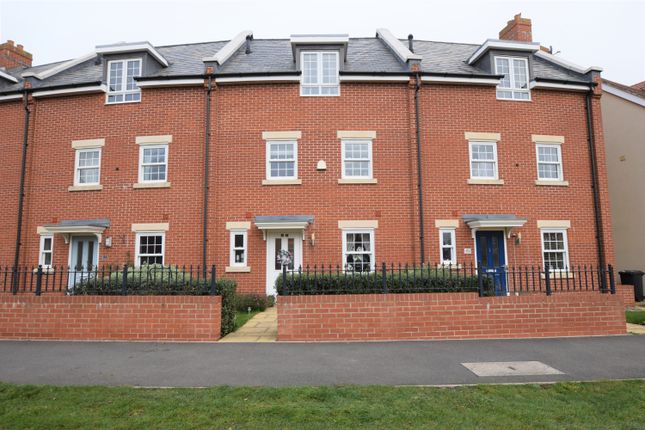 4 bed detached house to rent in Planets Way, Biggleswade SG18