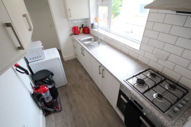 Room 3 Flat 4, 14, Whitehill Road, Coalville photo 2