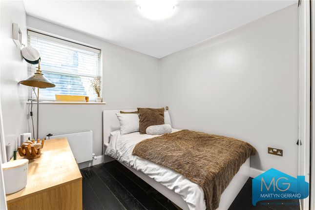 Flat for sale in Woodland Rise, London