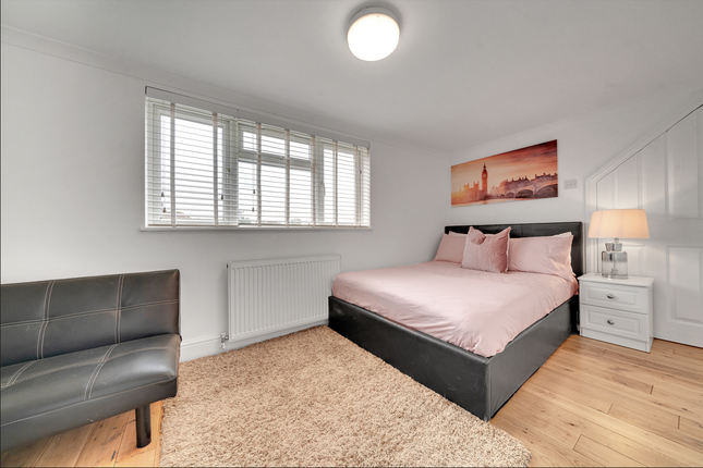 Thumbnail Room to rent in Woodfarrs, London