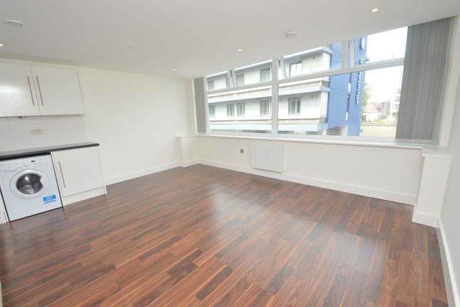 Flat to rent in Cheapside, Reading, Berkshire