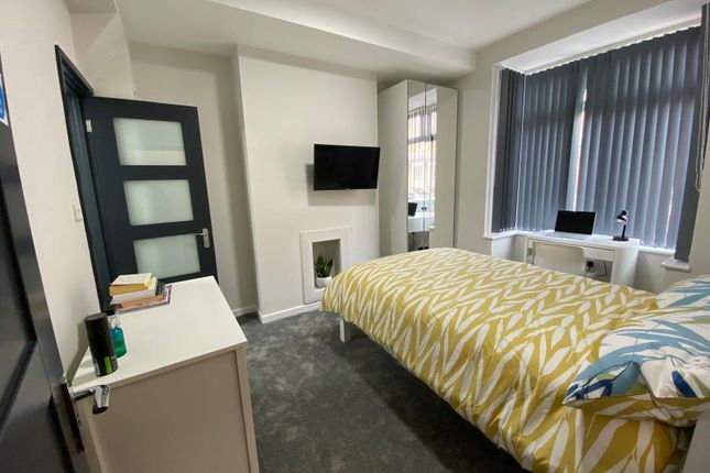 Bright, Neatly Furnished Double Bedroom With A Pat...