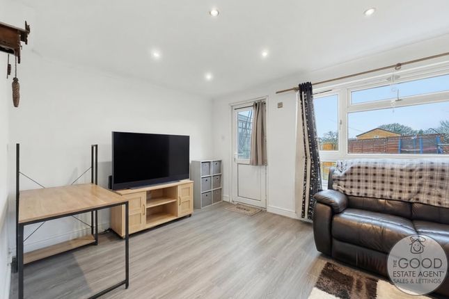 270, Limes Avenue, Chigwell photo 3