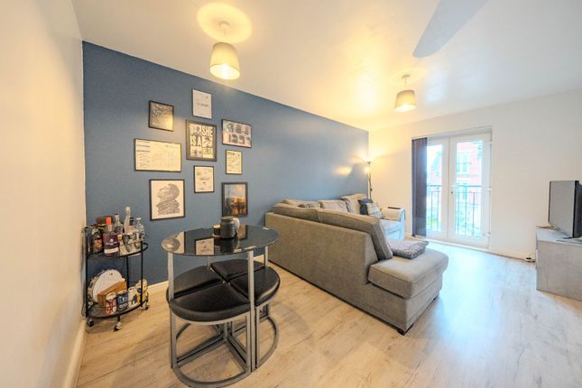33, Whitehall Green, West Yorkshire photo 2