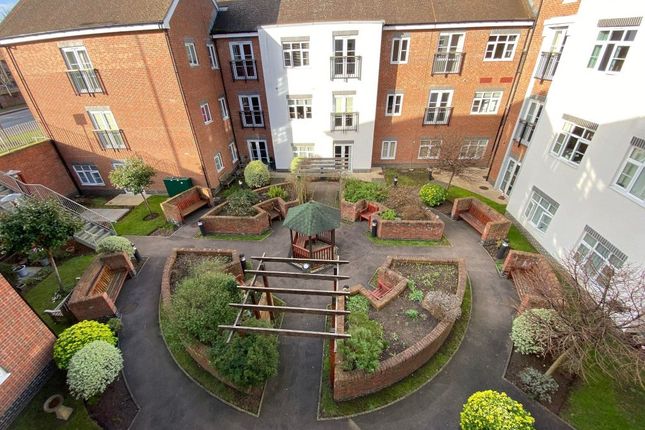 38, ALICE BYE COURT, THATCHAM photo 2