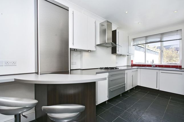 Flat to rent in Milbourne Lane, Esher