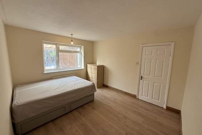 11, Dockwell Close, FELTHAM photo 5