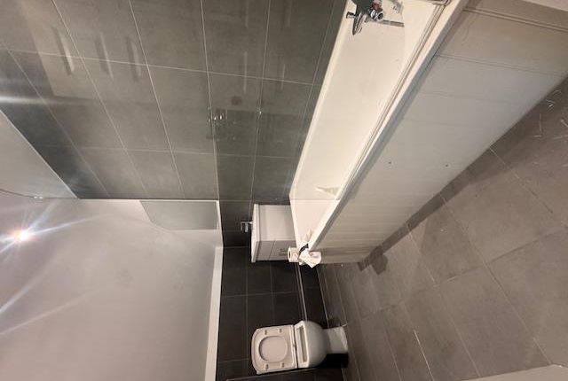 flat 7, 238, Cobham Road, Leatherhead photo 5