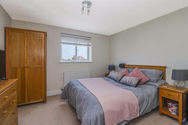 Flat to rent in Oakleigh Road North, London