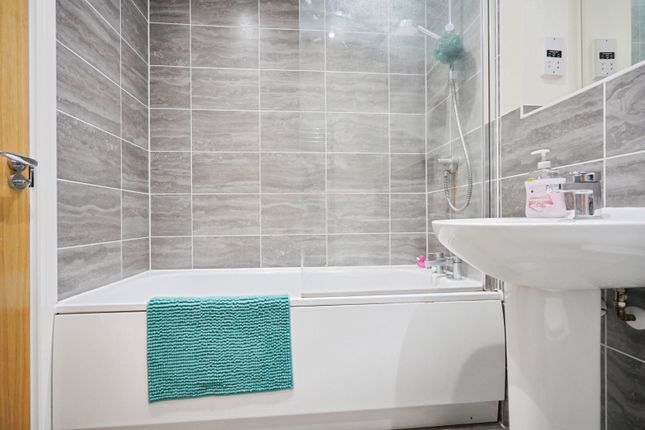 16, Osprey Drive, Burton-on-Trent photo 5