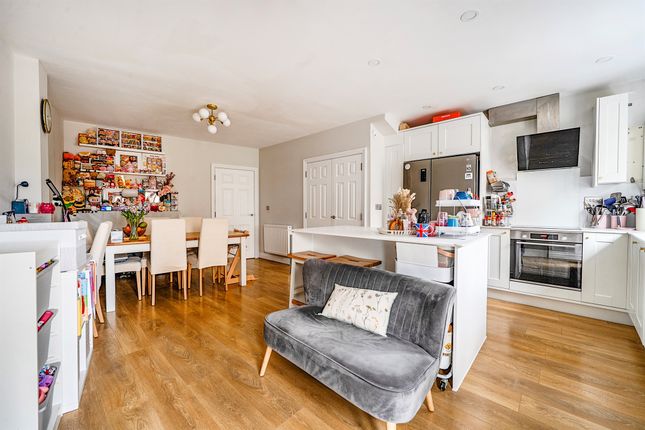 27, Kingsquarter, Maidenhead photo 2