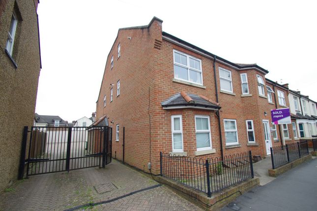 Thumbnail Flat to rent in Burberry Court, 190 Harwoods Road, Watford