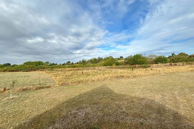 25, SOWERBY STREET, THATCHAM photo 2