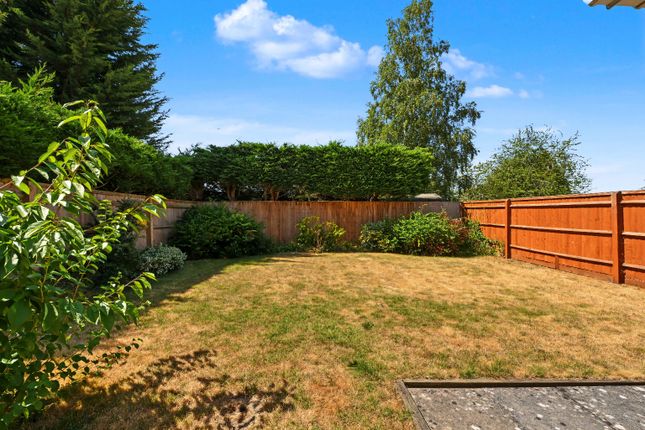 10 Heath Close, Aylesbury, Buckinghamshire photo 2