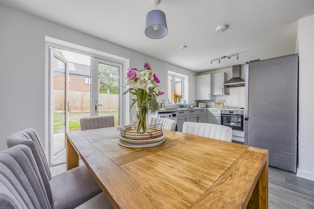 49, Fieldfare Road, Fareham photo 2