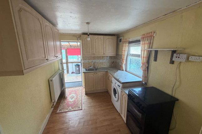 8, Arfryn, Ammanford photo 4