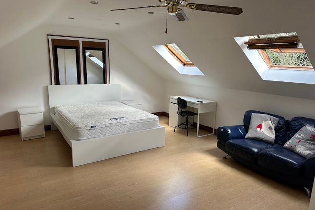 Thumbnail Room to rent in Grove Avenue, London