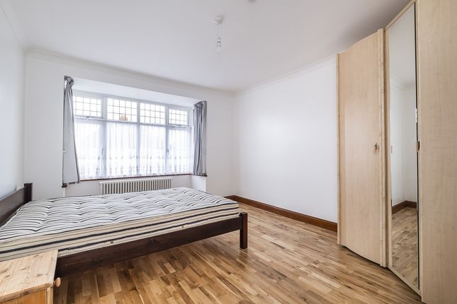 Room 4, 5, Taunton Avenue, Hounslow photo 2