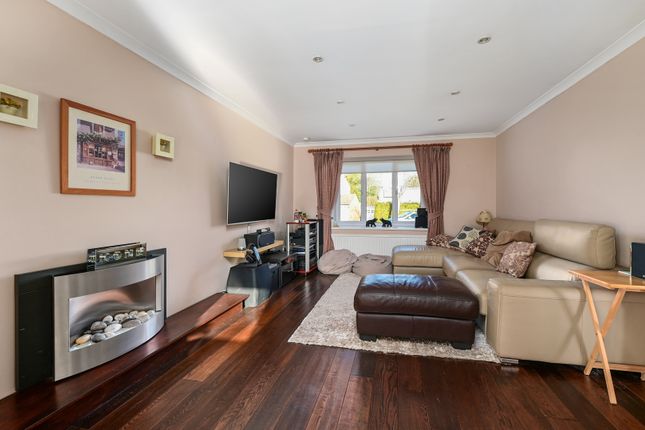 4, Shelley Walk, Yateley photo 2