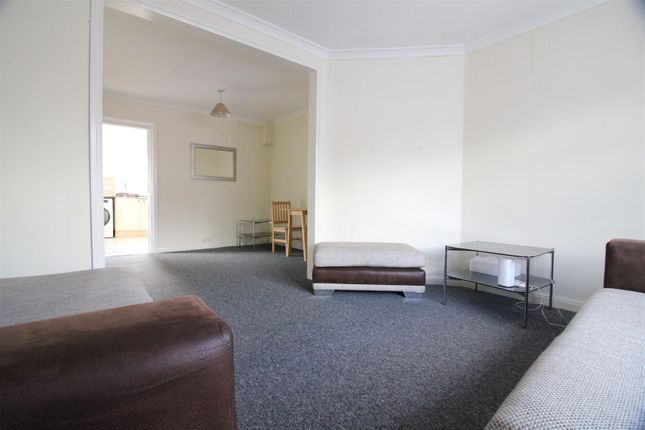 3-bed house on Oakdene Road, Uxbridge, £1,850/mo