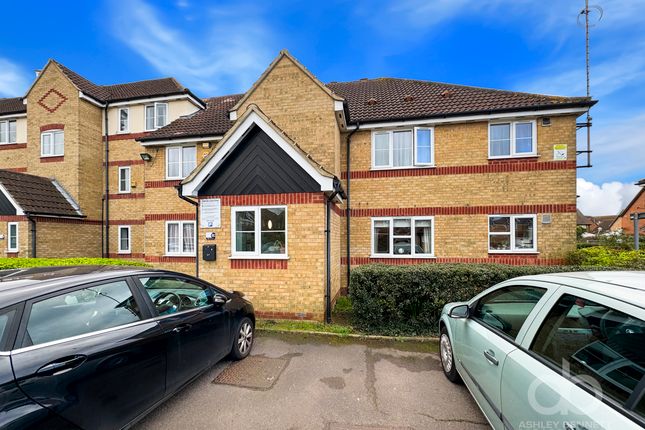 Thumbnail Flat for sale in Hove Close, Grays