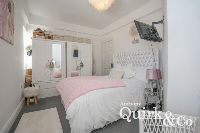 Flat Flat B, 8, Canvey Road, Canvey Island photo 3