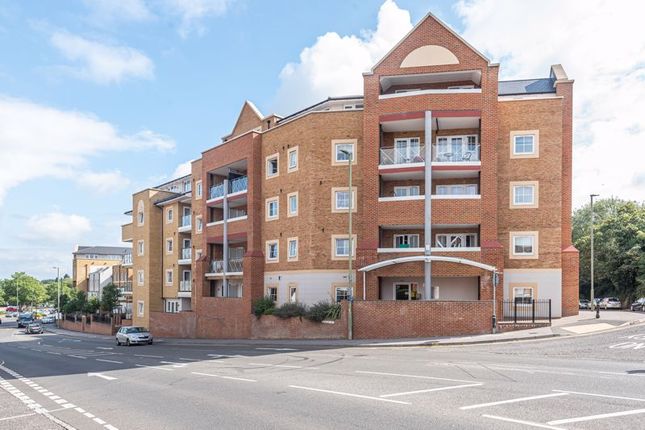 Thumbnail Flat to rent in Flambard Way, Godalming