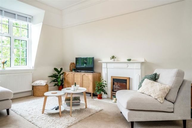 7 Regina Court, Gloucester Road, Teddington photo 3