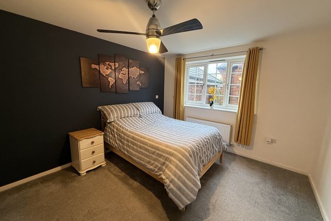 3, Fox Close, Thornbury photo 4