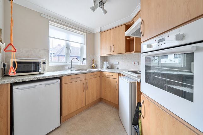 Flat 16, Appletree Court, 117, High Street, Gillingham photo 4