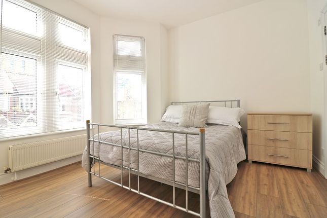Thumbnail Flat to rent in Craven Avenue, London