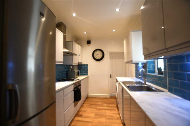 19, Midlesbouough Road, London photo 4