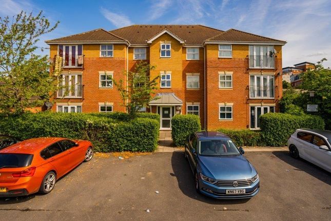 Thumbnail Flat for sale in Baxter Close, Slough