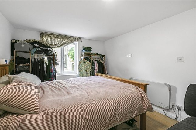 Flat to rent in Chartfield Avenue, Putney