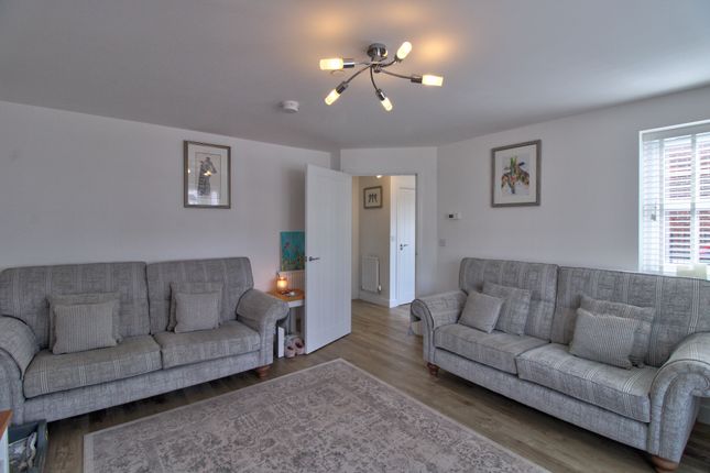 70, Ffordd Cae'r Ywen, Blackwood photo 2