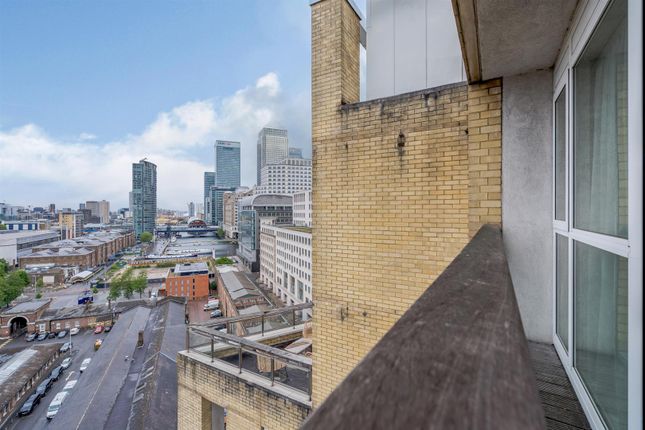 Flat to rent in Circus Apartments, Docklands