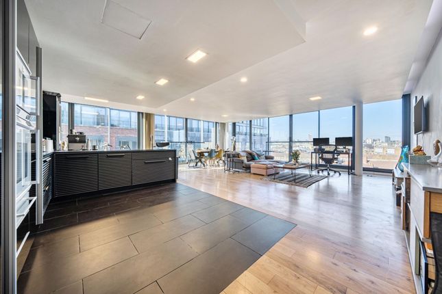 Flat 502, Block B, London photo 3