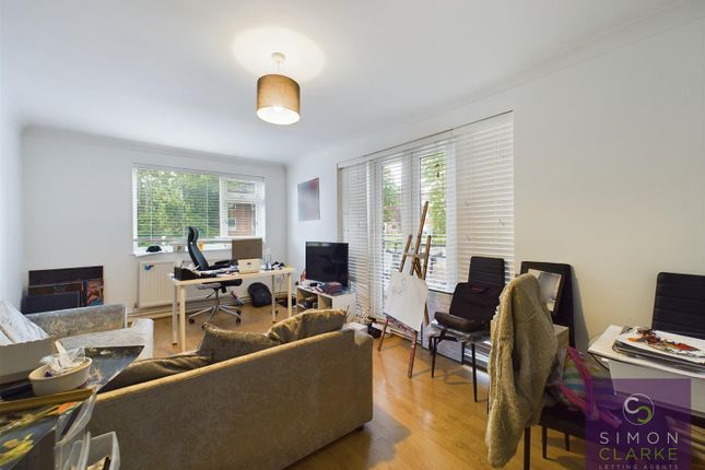 Flat to rent in Moss Hall Grove, Woodside Park