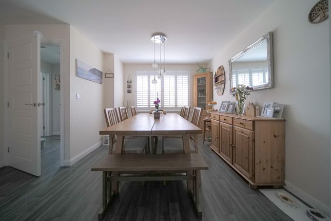 4, Macdonald Close, Melksham photo 3